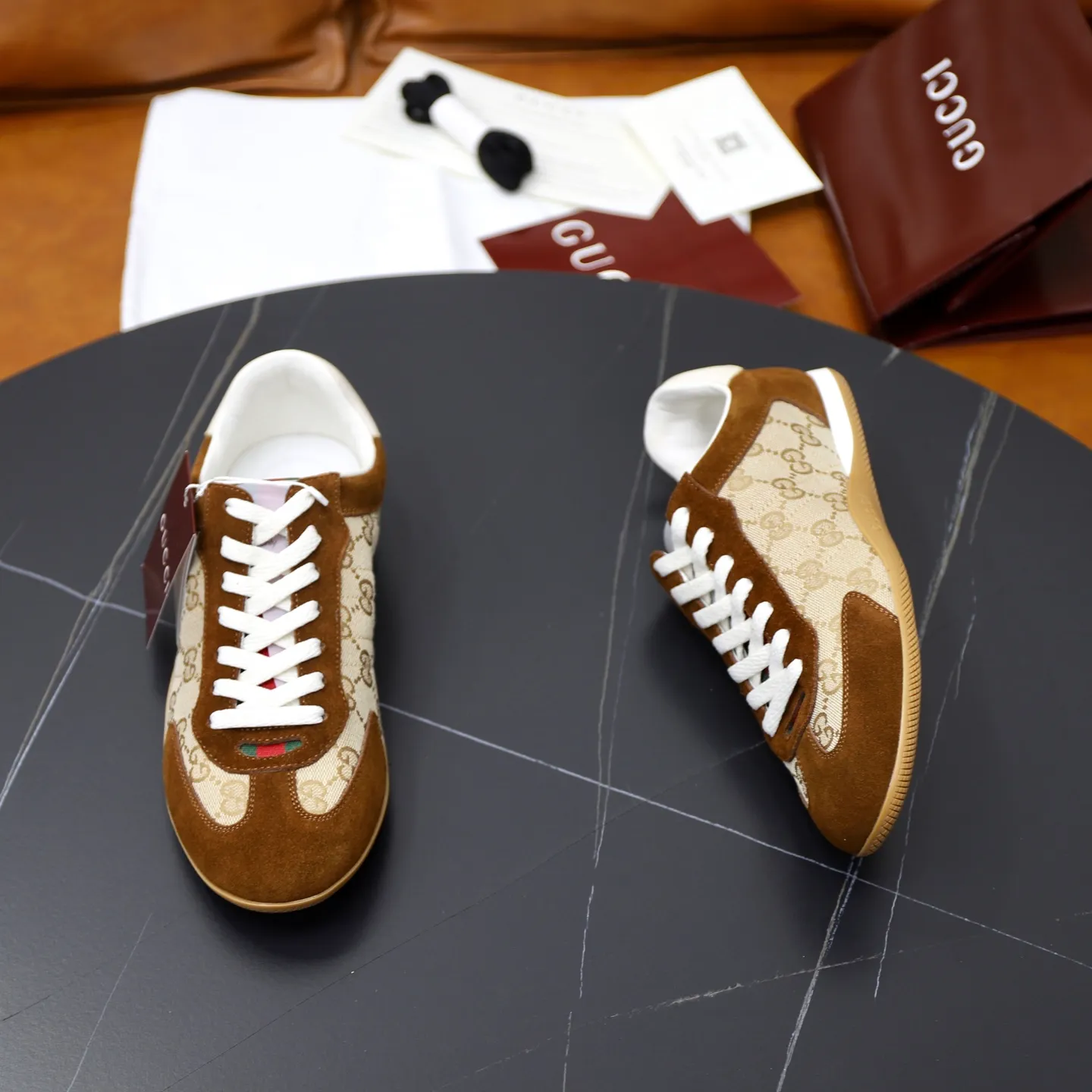 Ex-factory price: 580💰💰Gucci Shift series couple's sports shoes ❗❗ The Gucci Shift series is newly launched, with a lightweight design that reinterprets sports style. The neat silhouette adds a sense of freedom and exudes sophistication when moving. The webbing detail runs like an endless ribbon throughout the design, and the side seam details add a finishing touch. ❗Original development ❗Washed effect cowhide upper ❗Two-color Tpu outsole ❗Size: Female 35-41 Male 39-45